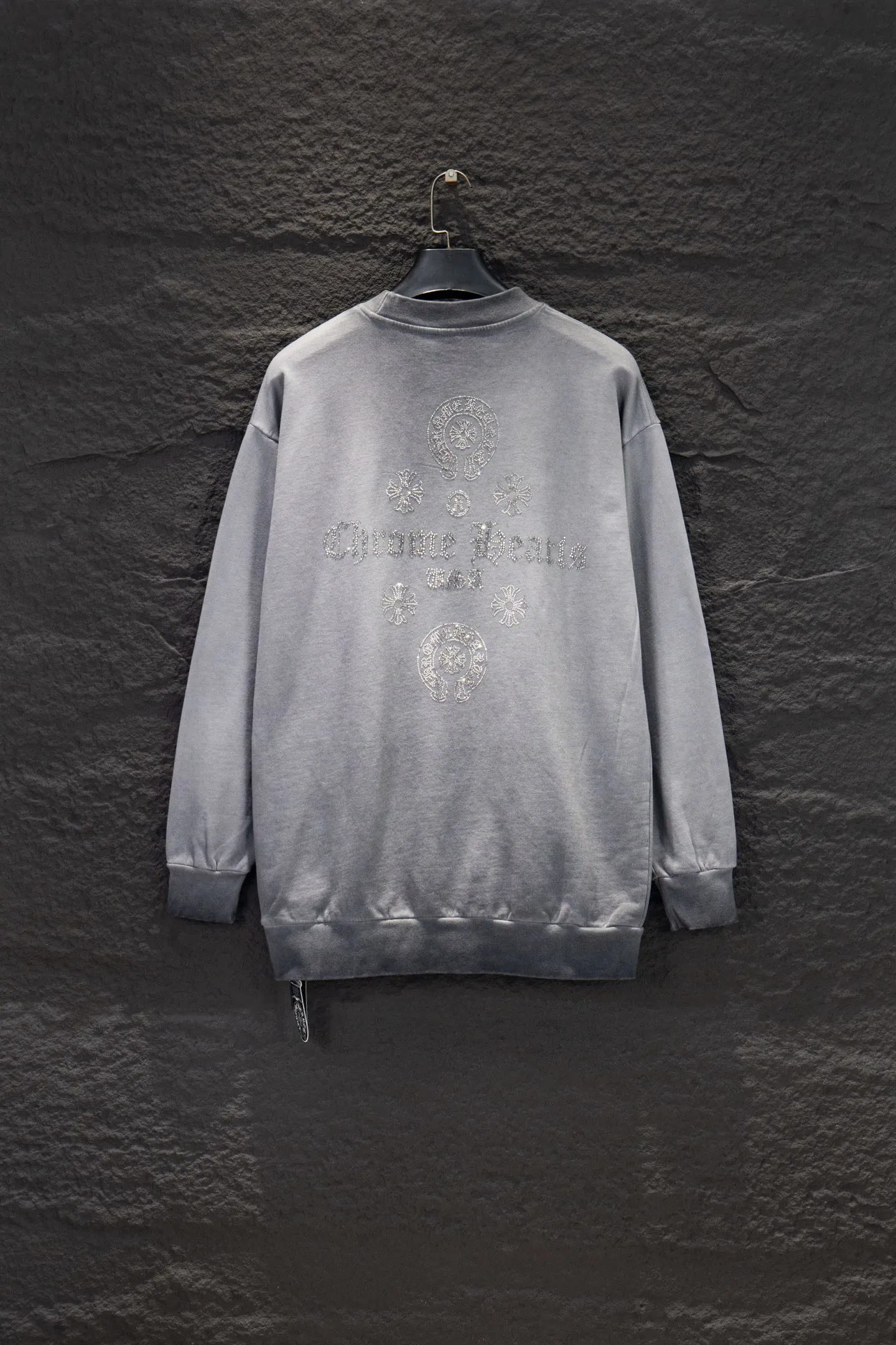 P270 🆕Chrome hearts new hot-drilled and stir-fried color sweatshirt. The os version is really charming. The Chrome family is also really unique. Every new season's new version is to the extreme. It is very practical and can be worn casually. Nice✔️ - ⚠️100% cotton. Made of custom-dyed terry cotton sweatshirt surface, 420g double-ply double yarn, comfortable to the touch. Made from imported knitting needle carded cotton, the thickness is moderate, drapey and contoured, making the upper body comfortable! ! It is very tolerant to fat body types and can instantly lose five pounds after wearing it!  Specially ordered many Austrian hot diamonds, which have the bling bling effect of natural crystals under the light, and multi-faceted reflective points, the production cost is extremely high. The laser molding includes a computer engraving machine and a laser machine, which are accurate in particle units. Finally, it is hot and set at high temperature. After hot stamping, the firmness needs to be tested repeatedly on the hot stamping. It can appear colorful and reflective under the light. The body is treated with anti-bottom fried color elements, which greatly increases the interest of the clothing; unique visual effects.  Hem Loose closing Double-layer fabric Good closing effect Exquisite seaming Color: Washed black Reverse stir-fried gray Size: S-M-L-XL
